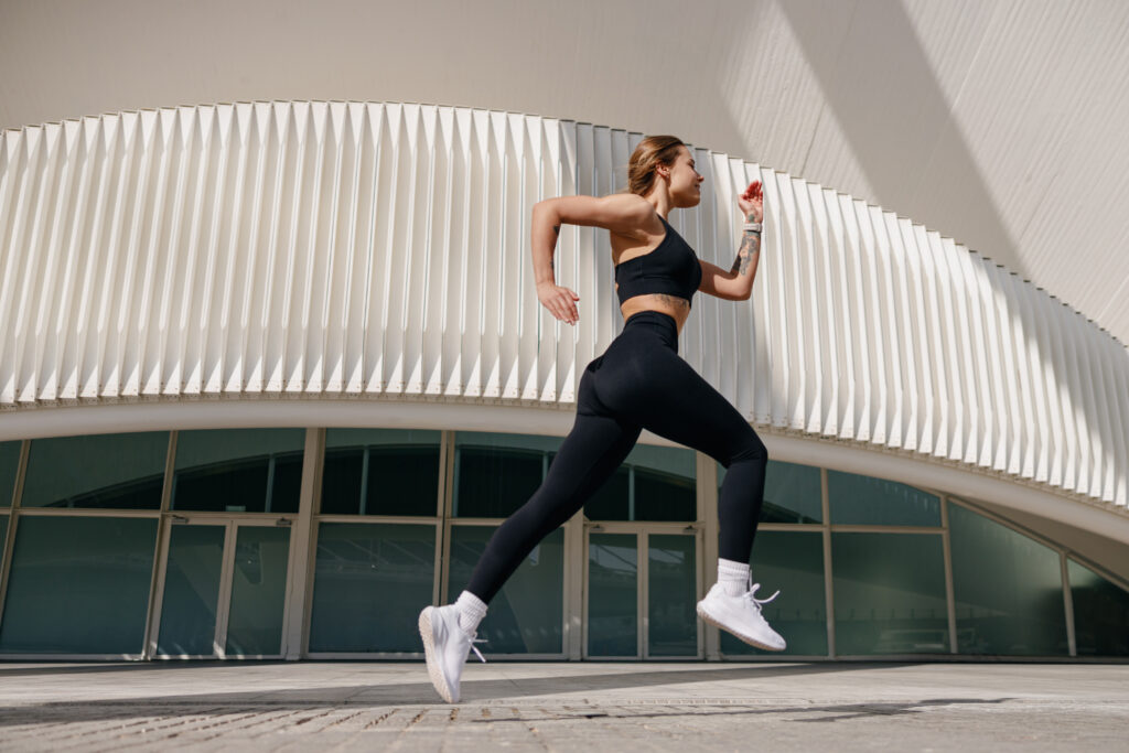 BPJEPS Activités pour tous APT - Jeune femme faisant un footing