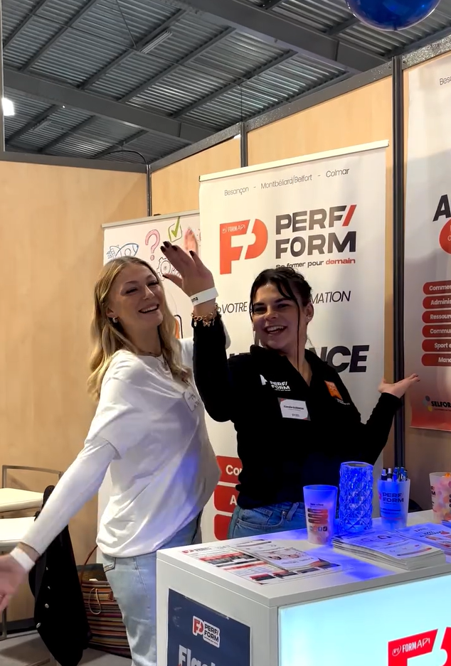 deux filles sourient devant un stand au salon Studyrama à Besançon