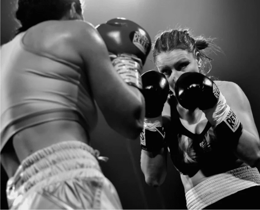 Laurie CATHERIN pendant un match de boxe - photo en noir et blanc