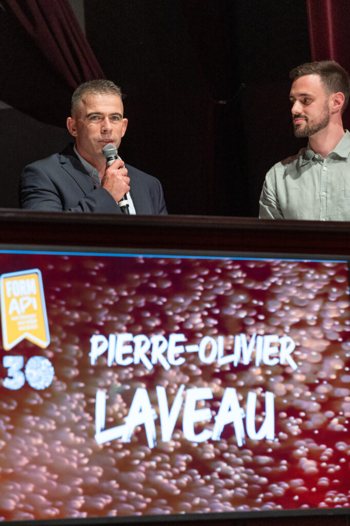 Pierre-Olivier LAVEAU sur scène prenant la parole