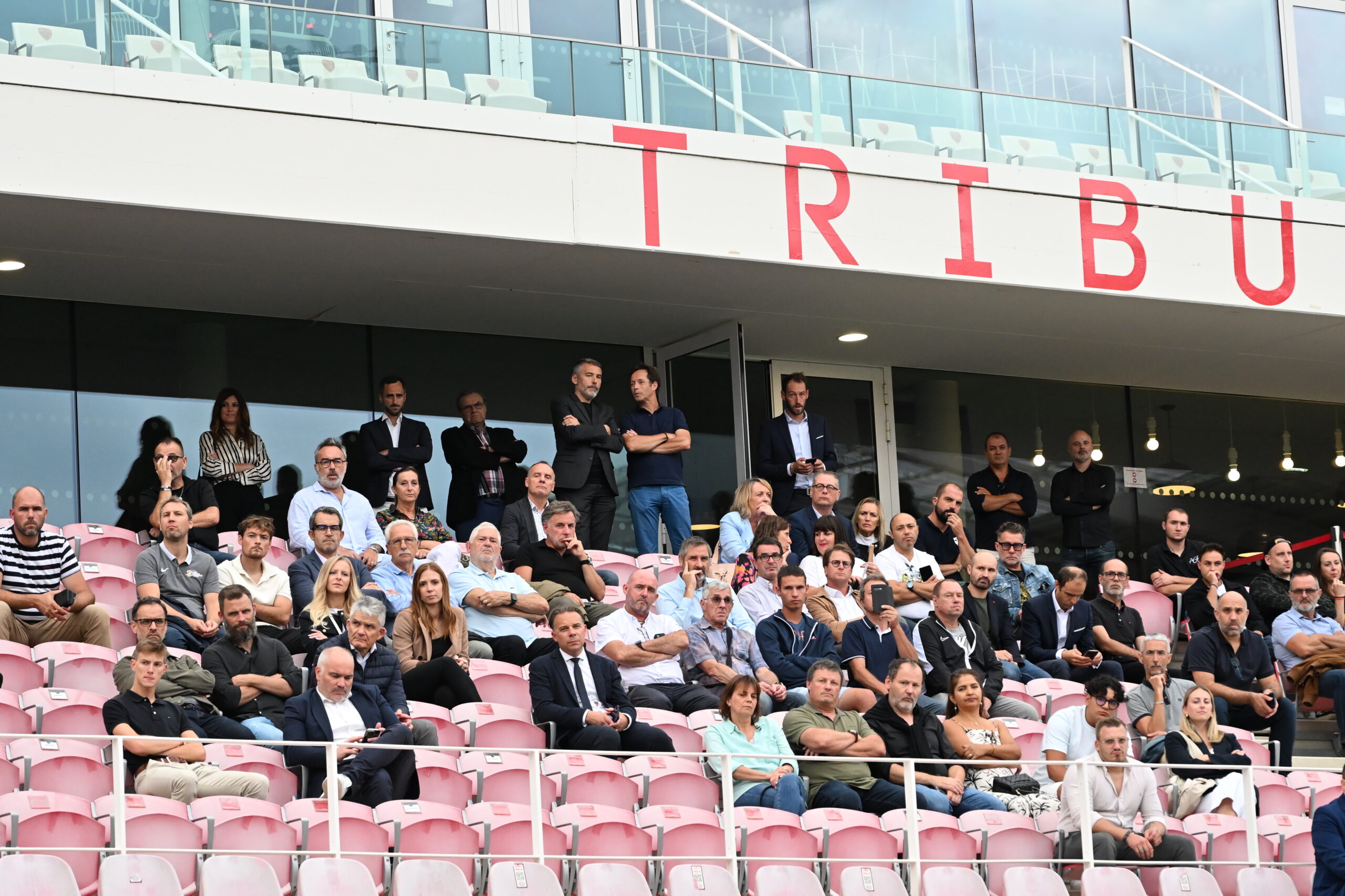 Soirée DFCO - Plan large des tribunes du stade Gaston Gérard où sont assis les partenaires invités du DFCO