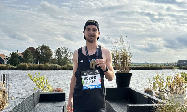 Course - Adrien D'ANGELO prenant la pose à la fin du marathon d'Amsterdam avec sa médaille