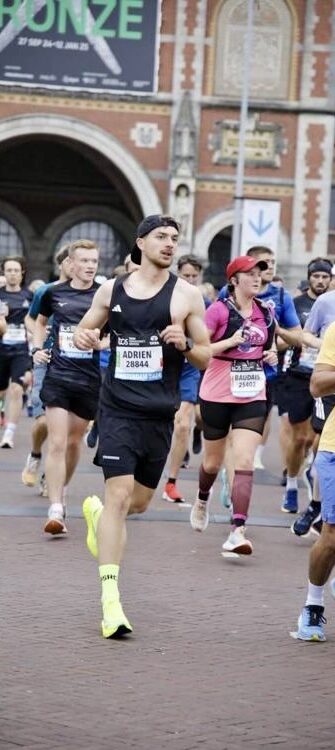 Course - Adrien D'ANGELO courant au milieu de la foule lors du marathon d'Amsterdam