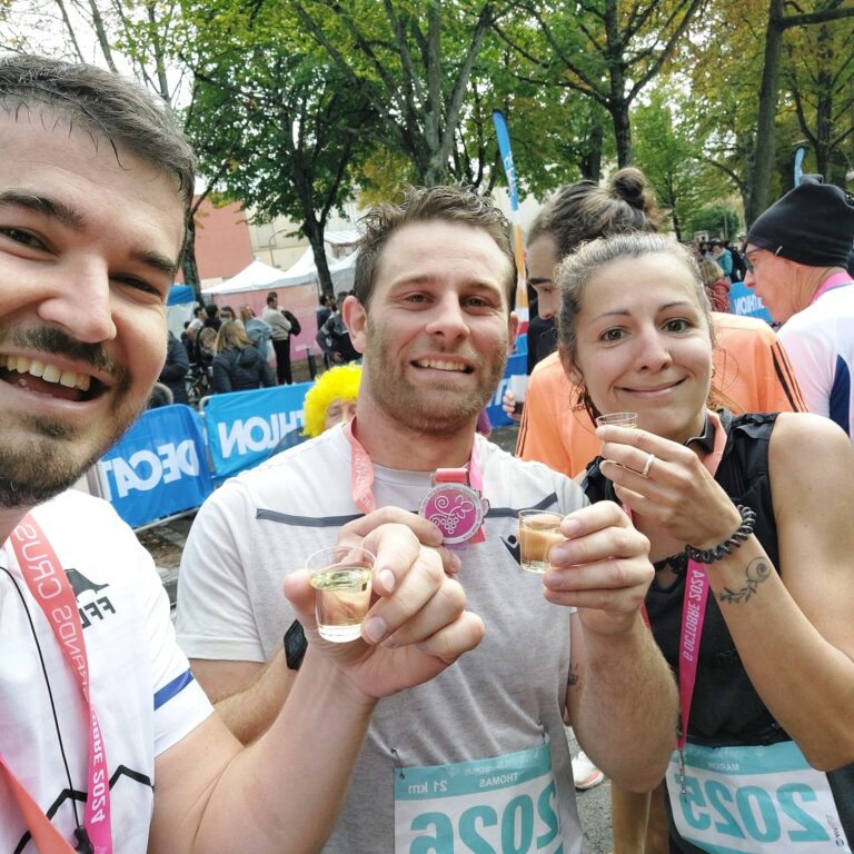 Course - De gauche à droite, Maxime MATTIONI, Thomas VINCENT et Marion ANDRÉ tenant leur médaille à la fin du semi-marathon