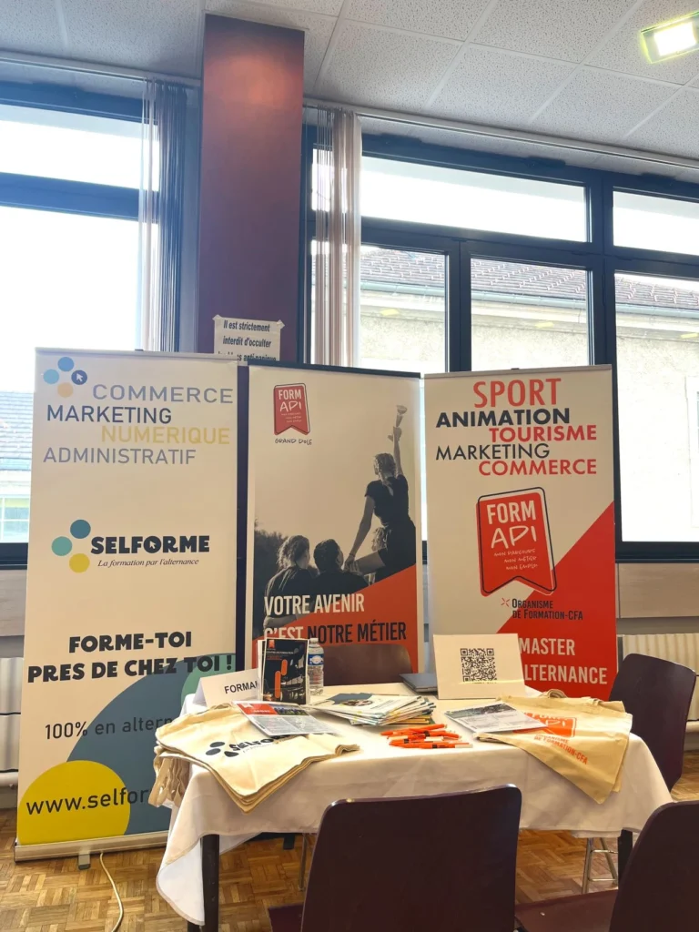 Stand avec panneau et table FORMAPI participant au Forum de l’alternance à Saint-Claude