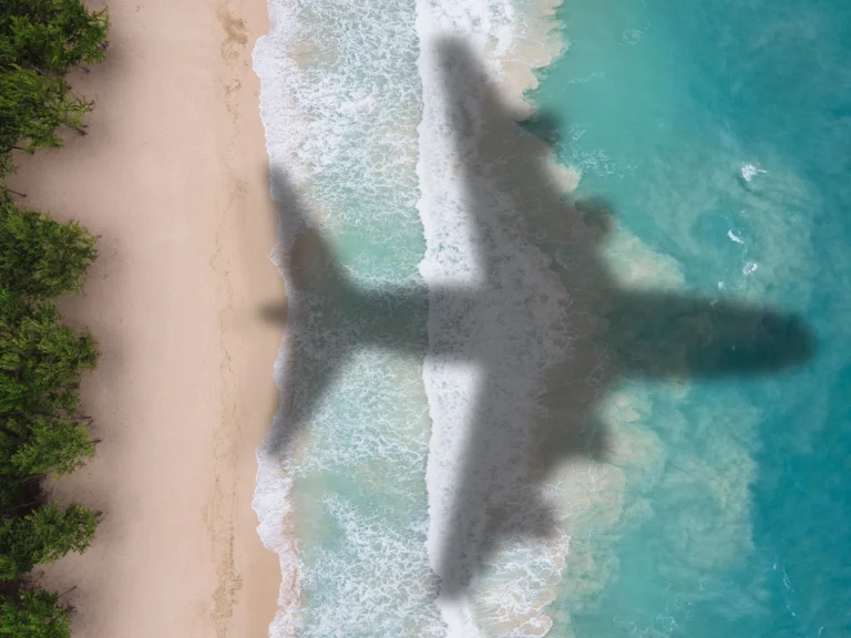 Ombre d'un avion sur une plage