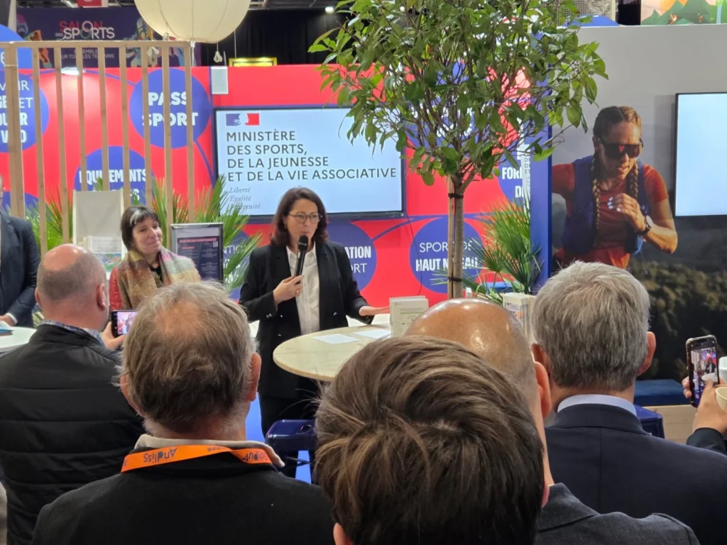 Conférence au salon des Sports et Parasports, la ministre tient un micro devant un public attentif