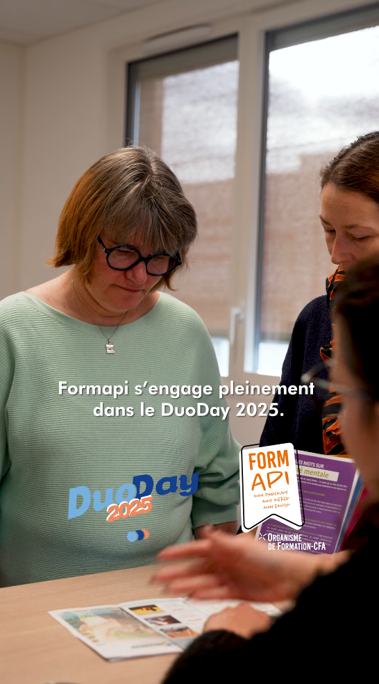 Duoday trois personne regardant des documents sur une table