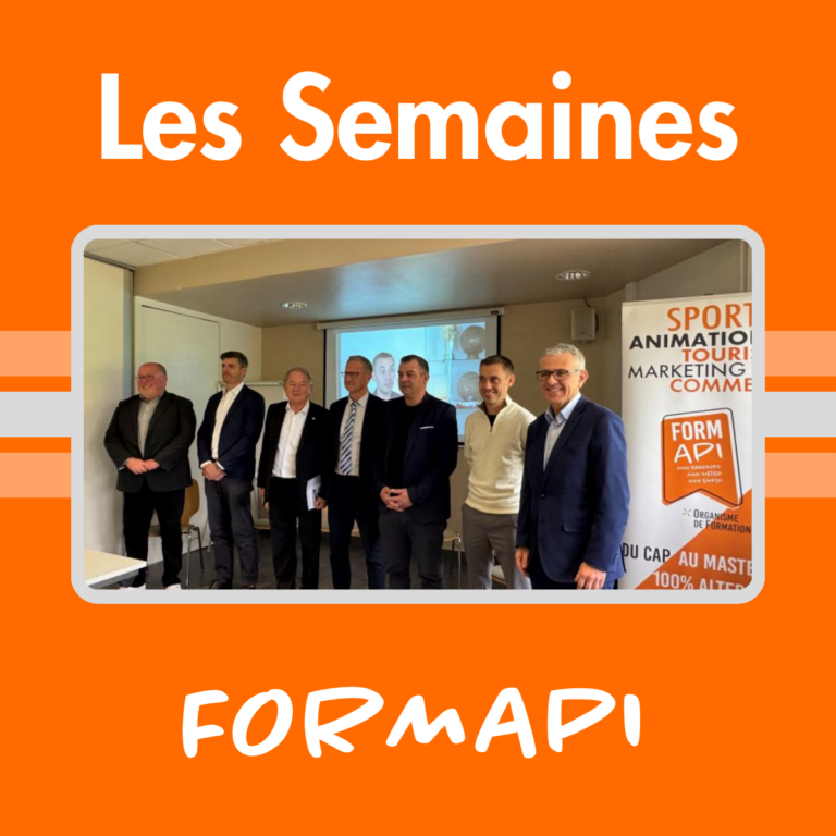 Groupe de sept hommes en tenue professionnelle posant ensemble lors d’une formation, dans une salle de réunion avec écran de projection et roll-up FORMAPI Sport Animation Tourisme Marketing Commerce, sur fond orange avec le texte 'Les Semaines FORMAPI'